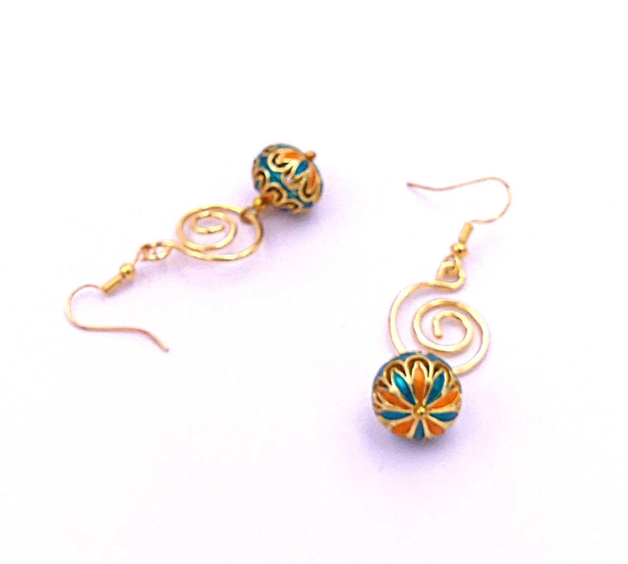 Pendientes de metal dorado y colgantes de esmalte, hecho a mano – photo 2